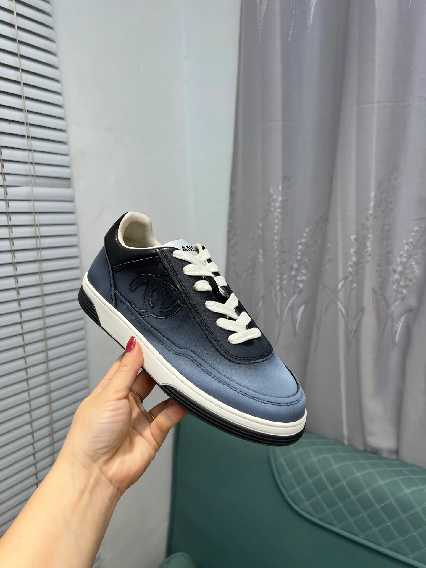 Men's men's shoes 💰660 Exclusive real shot (top version) CHANEL Chanel 2025ss color matching thick-soled casual sports shoes and sneakers. The counter is synchronized. The counter is very popular. A shoe that is very difficult to buy. The most popular thick-soled panda shoes on the Internet. It can be imagined that Xiaoxiang control can't miss it. It has both good looks and comfort. Simple and versatile white shoes. The thick sole increases the height and is super versatile. Close your eyes and wear it. Whoever wears it will look better. Upper: calfskin Lining: imported sheepskin lining Outsole: TPU original outsole Size: 35-44 (customized for women 41 and 40, and 45 for men)